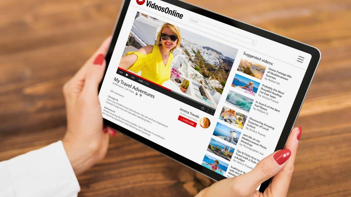 Personne regarde vidéo voyage sur tablette.