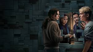 Personnes discutant par une ouverture dans un mur.