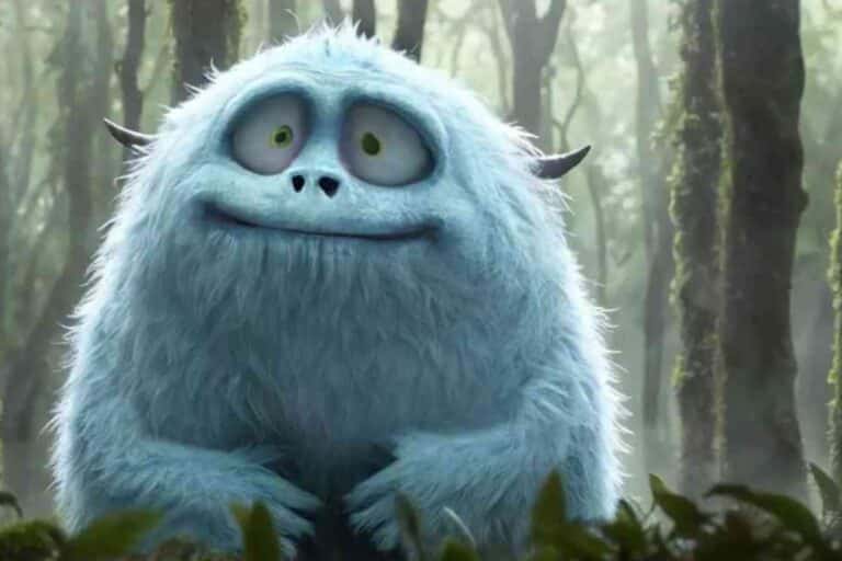 Créature blanche souriante dans une forêt verdoyante.