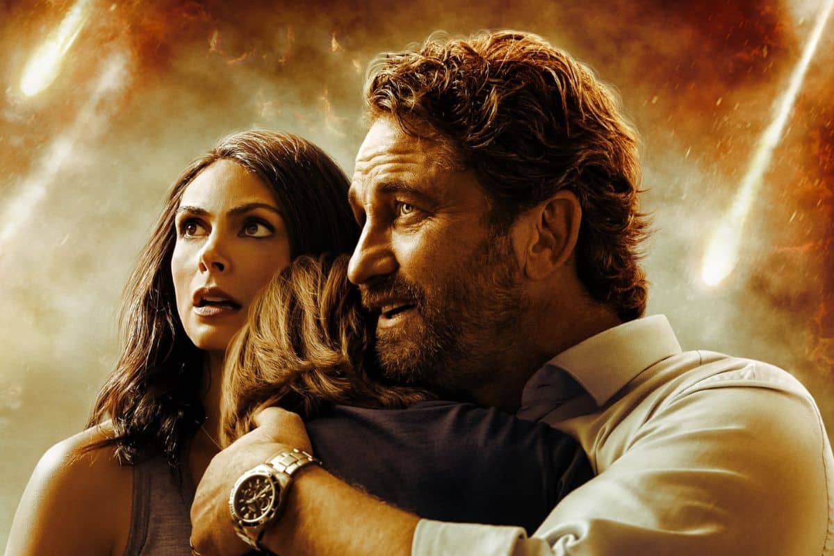 Trois personnes observant des météores incendiaires.