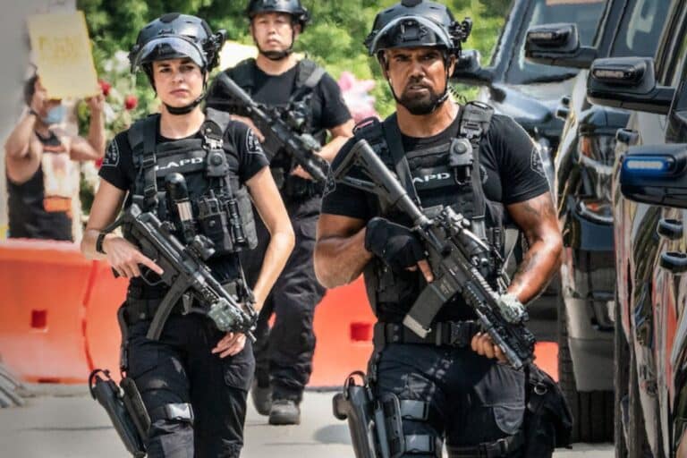 Agents du SWAT en action dans la rue.