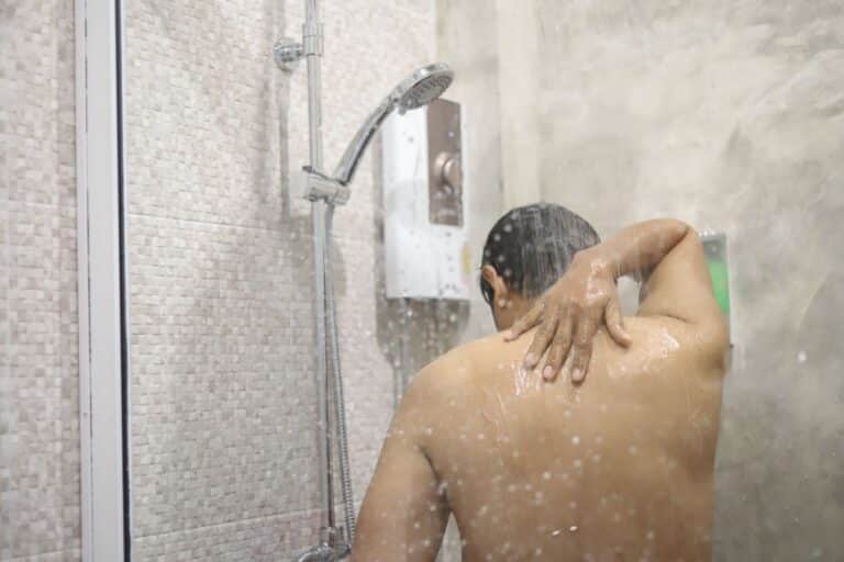 Personne se douchant sous jet d'eau.