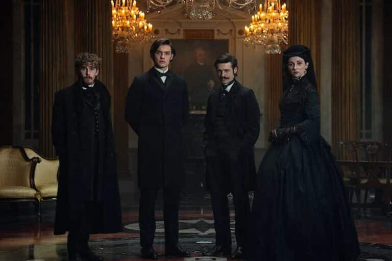 Quatre personnes en costumes victoriens dans un salon.