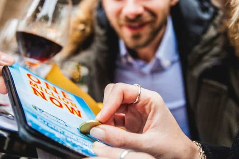 Personne insère une pièce dans un distributeur