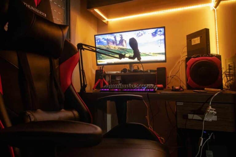 Configuration de bureau gaming avec éclairage LED.