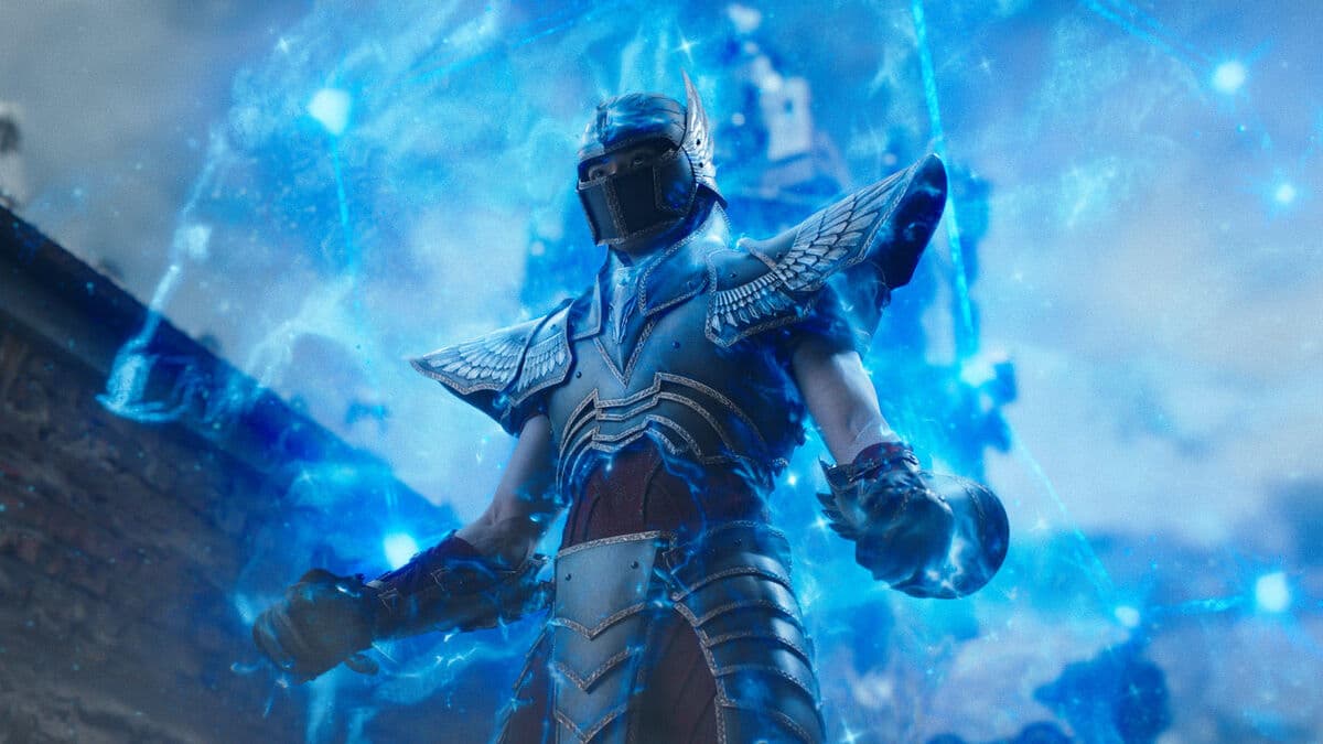 Guerrier en armure futuriste entouré d'énergie bleue.