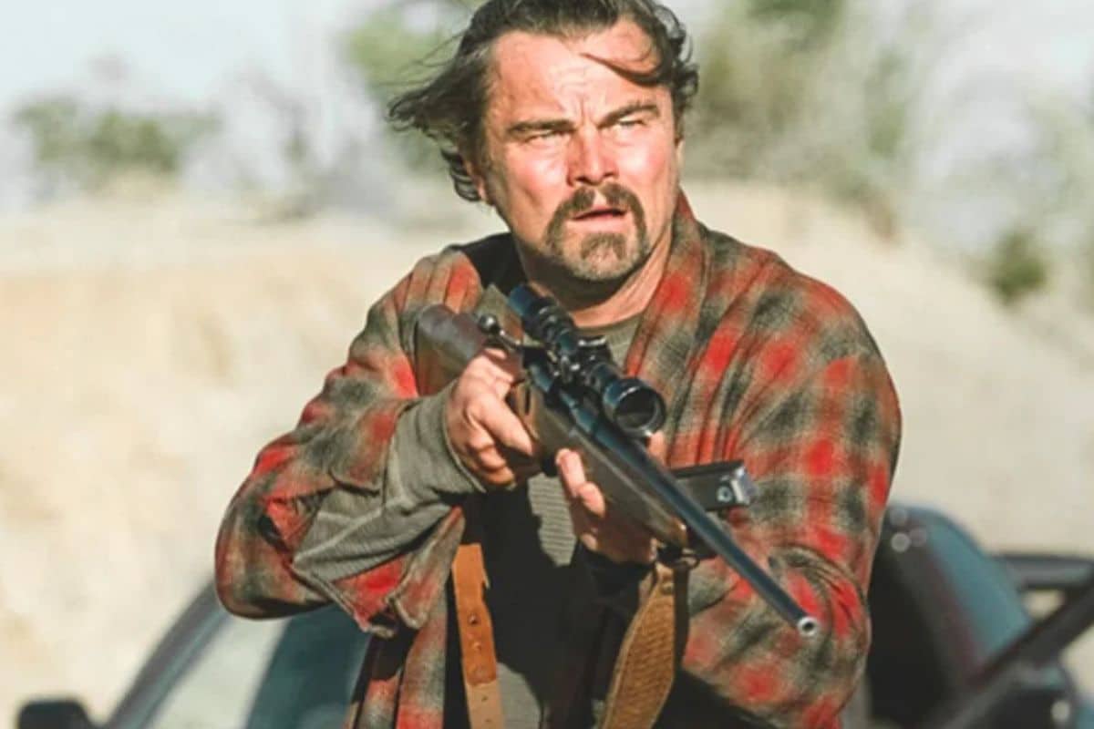 Homme tenant un fusil prêt à tirer.