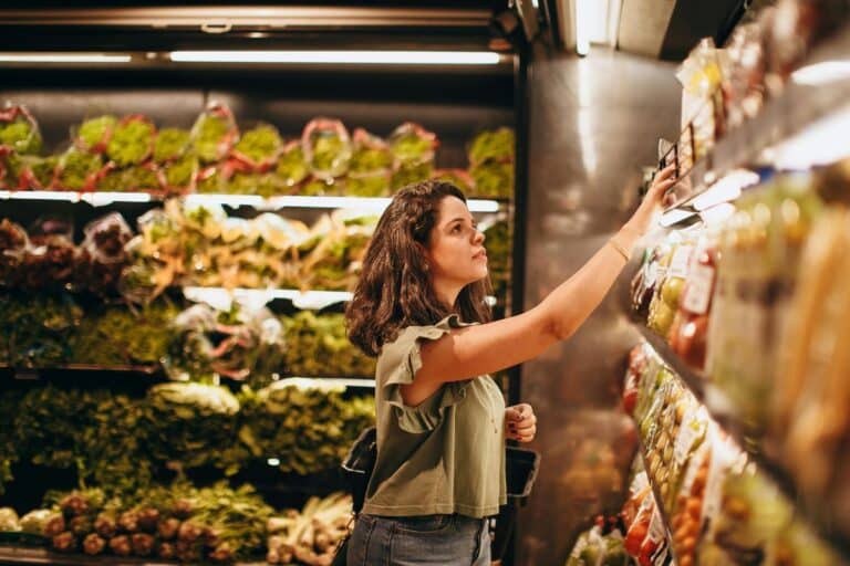 Femme choisissant des produits au supermarché.