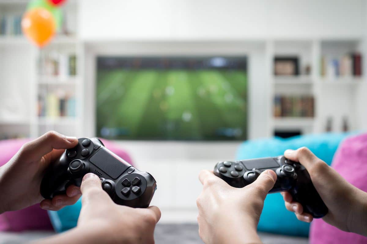 Deux personnes jouent à un jeu vidéo.