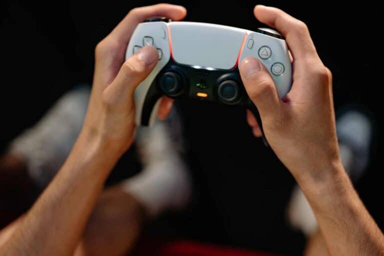 Main tenant une manette de jeu vidéo