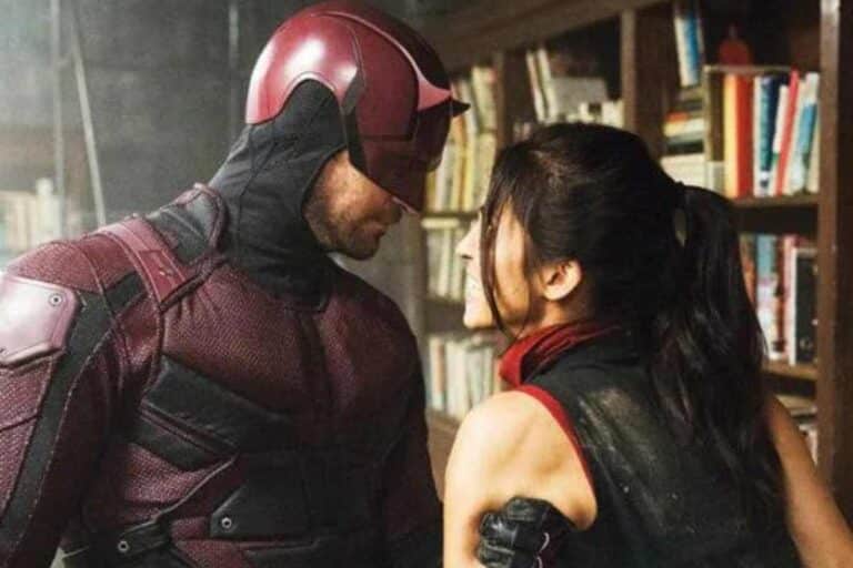 Deux personnes discutent dans une bibliothèque.