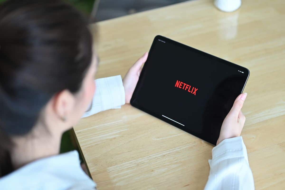 Personne regardant Netflix sur une tablette.