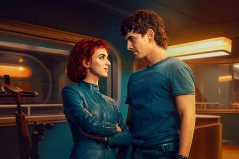 Deux personnes en uniforme bleu dans un vaisseau.