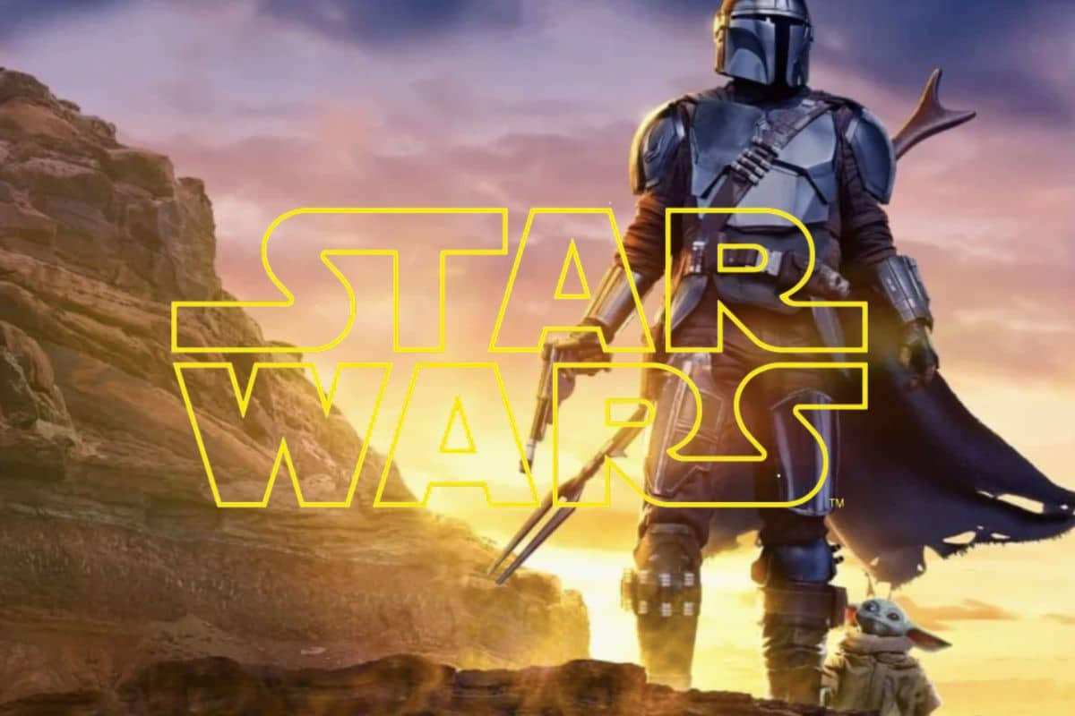 Personnage armé et créature dans un désert au crépuscule.