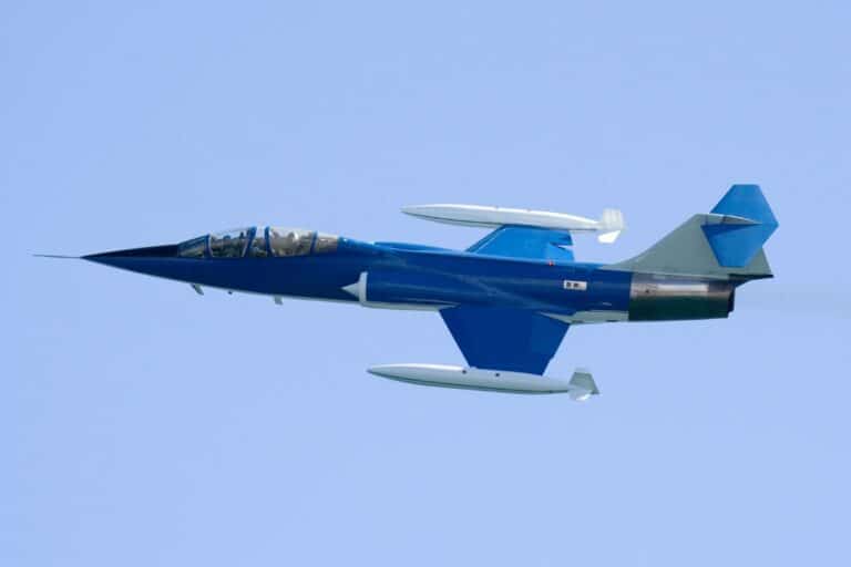 Avion de chasse bleu en vol.