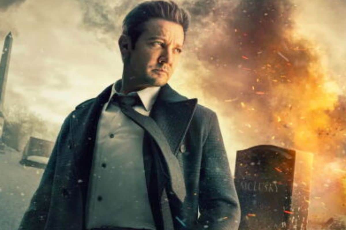 Homme devant explosion et ciel sombre.