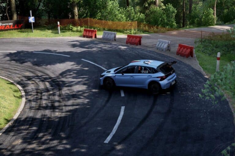 Voiture de rallye en virage sur route forestière.