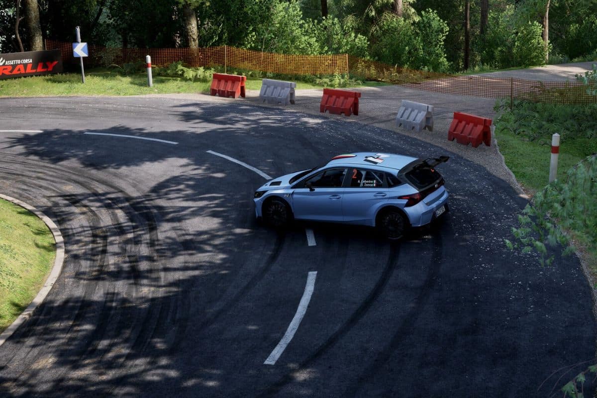 Voiture de rallye en virage sur route forestière.