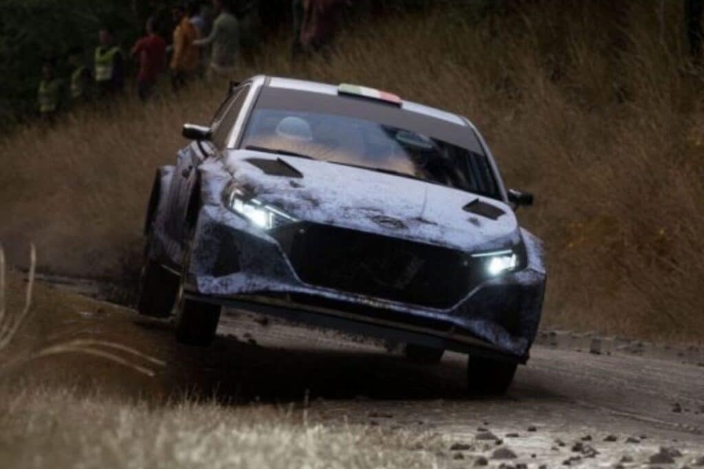 Voiture de rallye sur route poussiéreuse.