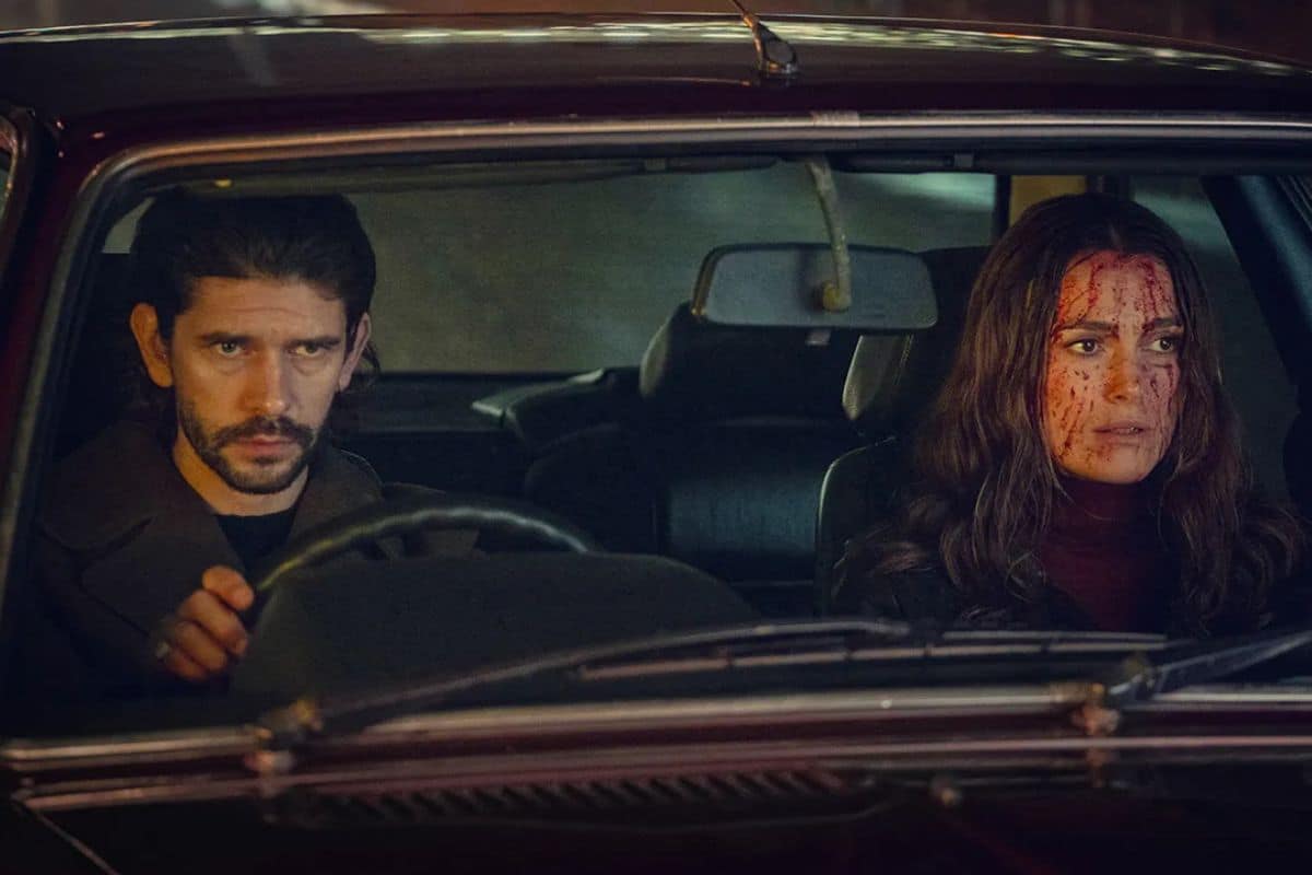 Homme et femme ensanglantée dans une voiture.