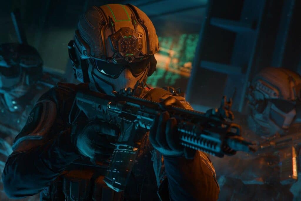 Soldats futuristes en tenue d'assaut.