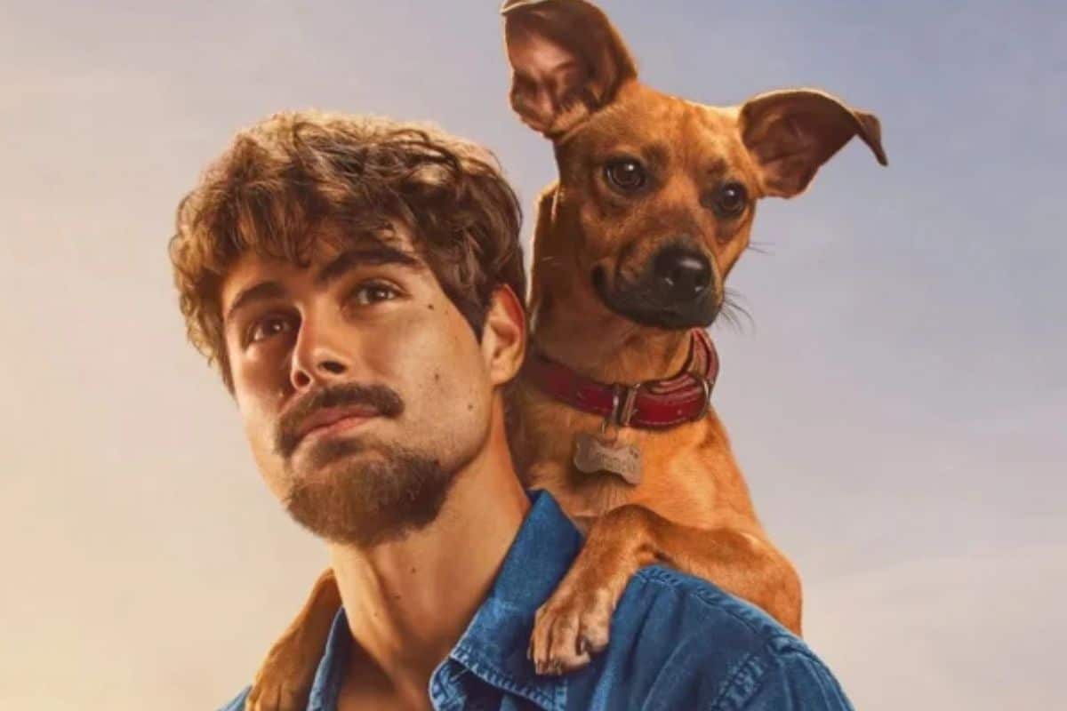 Homme avec chien sur épaule, regard pensif.