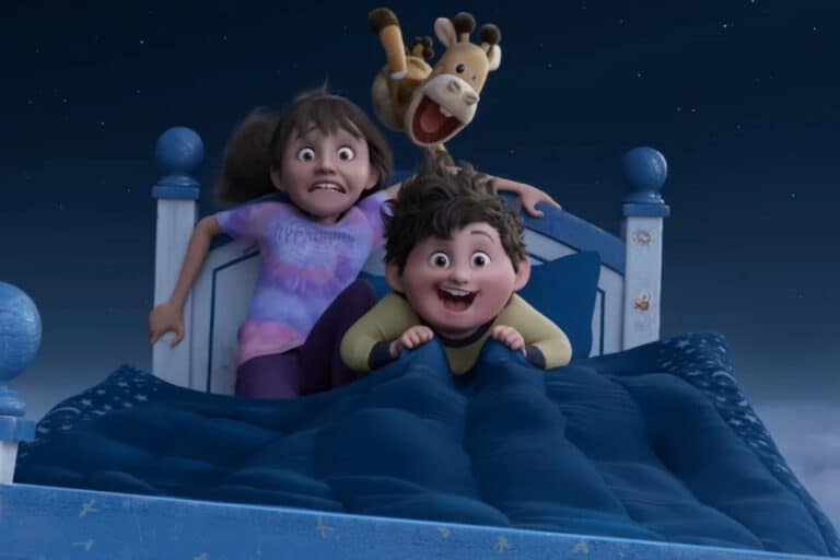 Enfants excitants sur un lit volant nocturne.