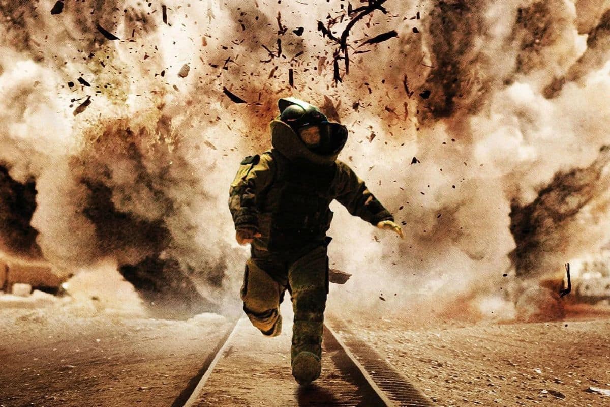 Personne en combinaison fuyant explosion.