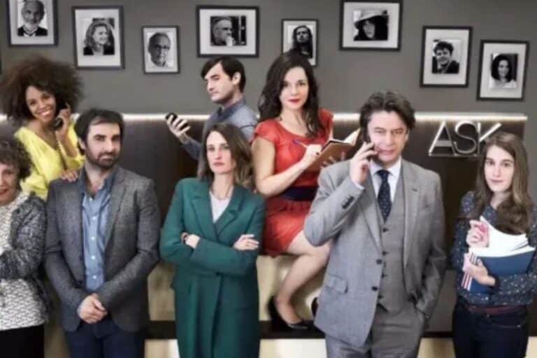 Groupe de personnes posant dans un bureau moderne.