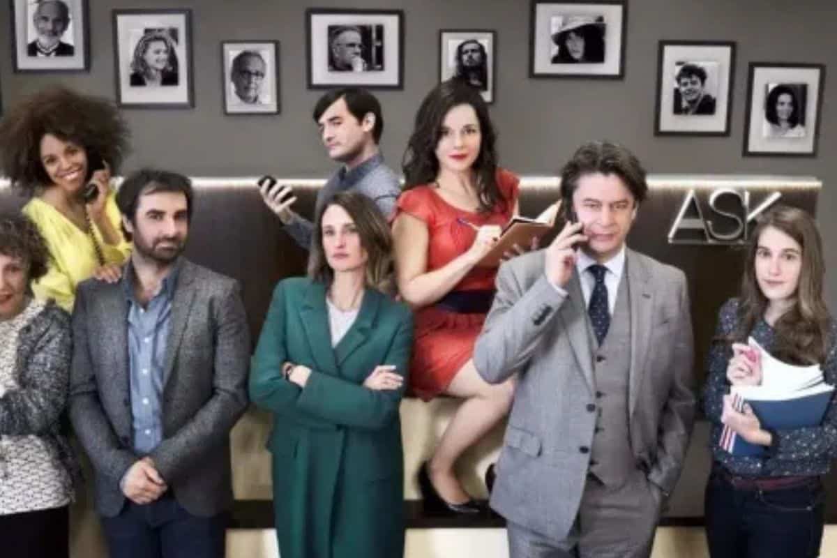 Groupe de personnes posant dans un bureau moderne.