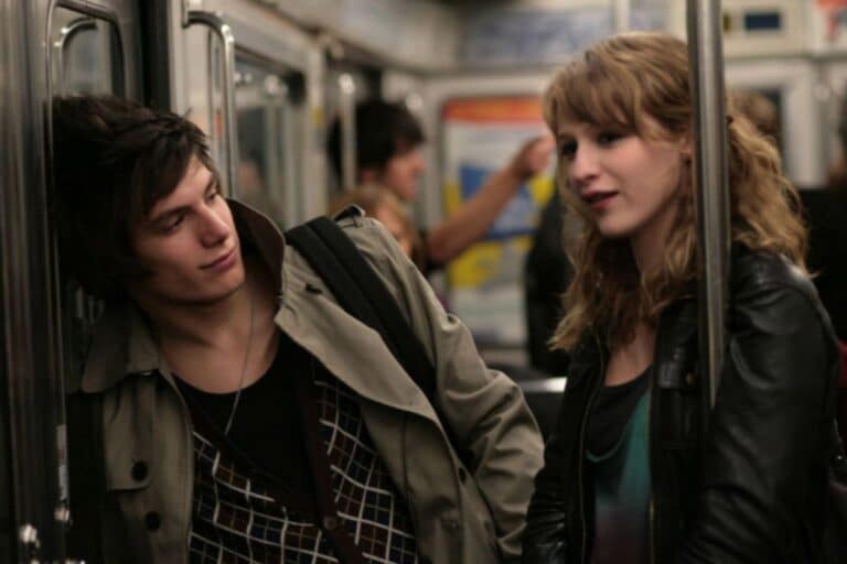 Deux personnes discutent dans le métro.