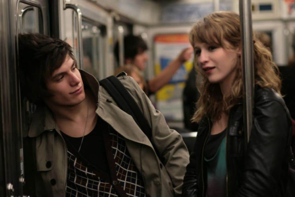 Deux personnes discutent dans le métro.