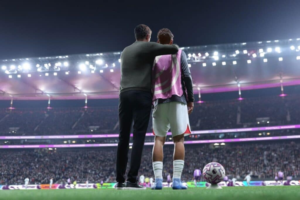 Coach et joueur sur le terrain de football