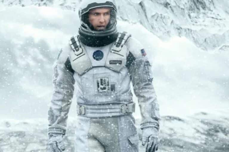 Astronaute dans un paysage enneigé.