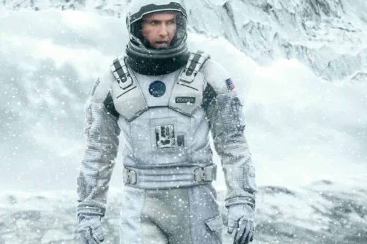 Astronaute dans un paysage enneigé.