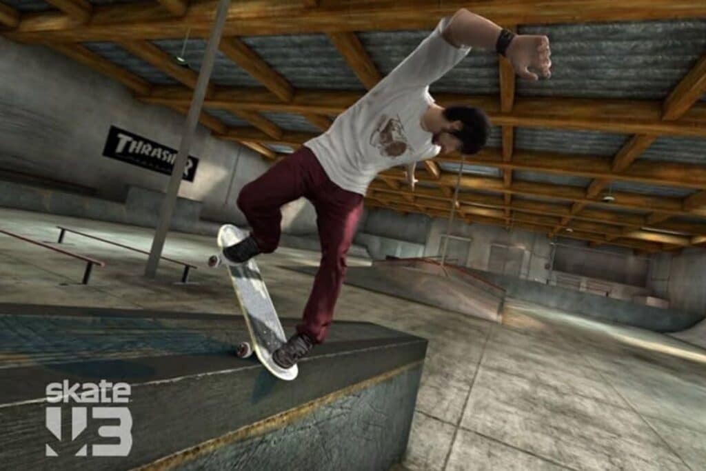 Skateur effectuant une figure dans un skatepark intérieur.