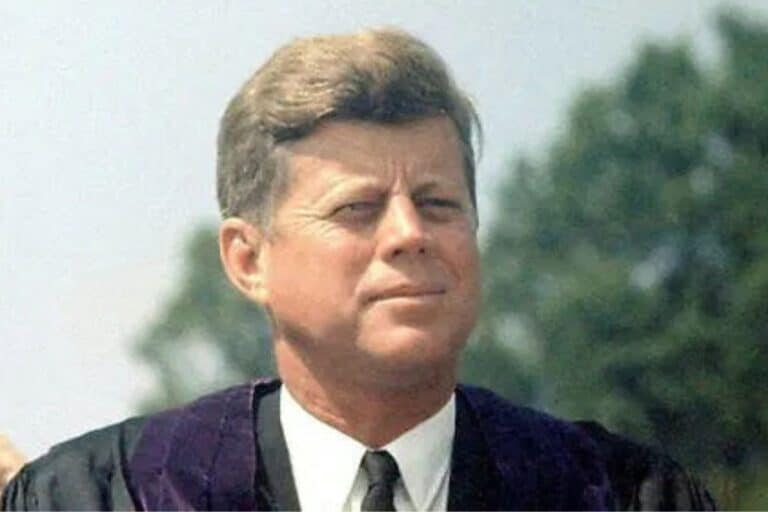 Homme en costume, extérieur, ciel dégagé.