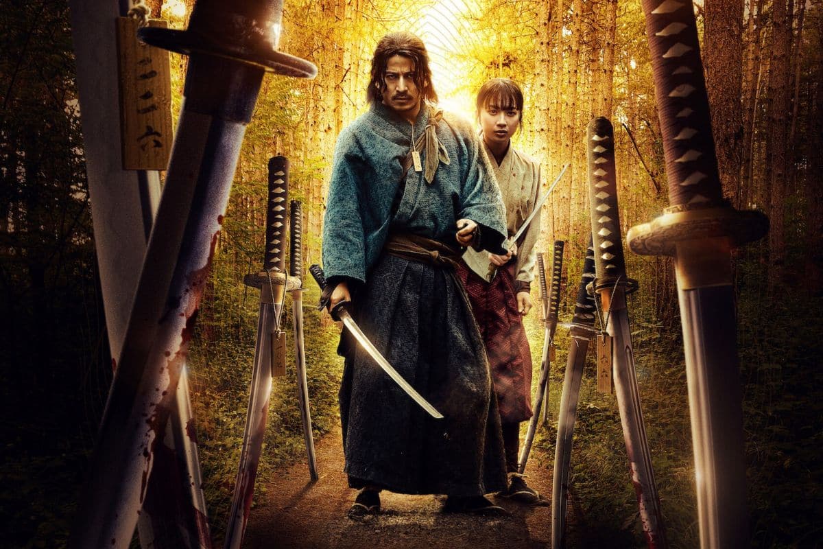 Deux samouraïs avec katanas en forêt.
