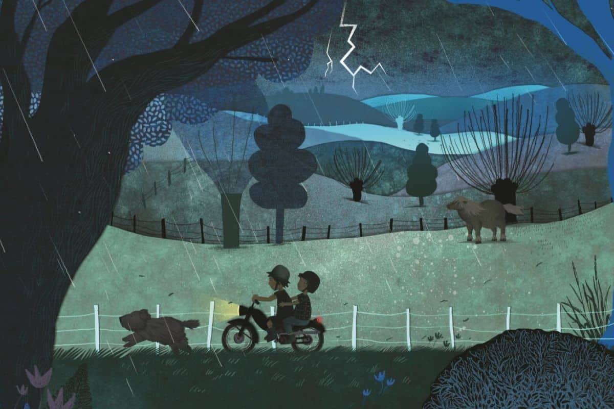 Deux personnes en moto sous la pluie nocturne.