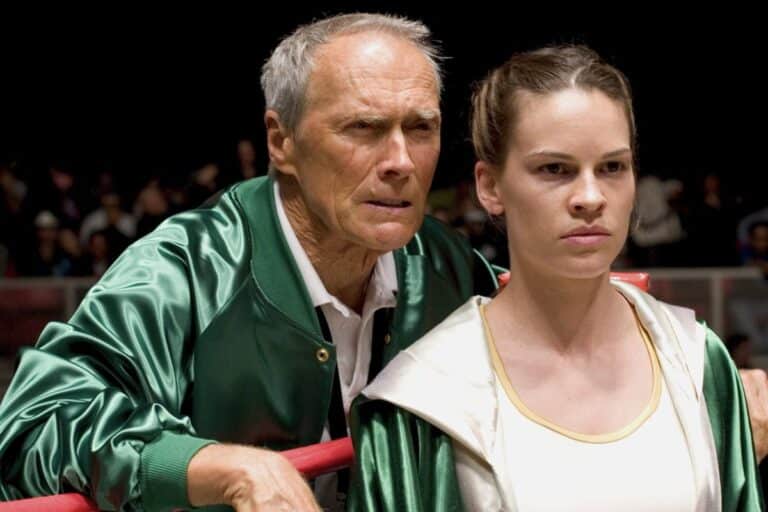 Deux personnes dans un ring de boxe.