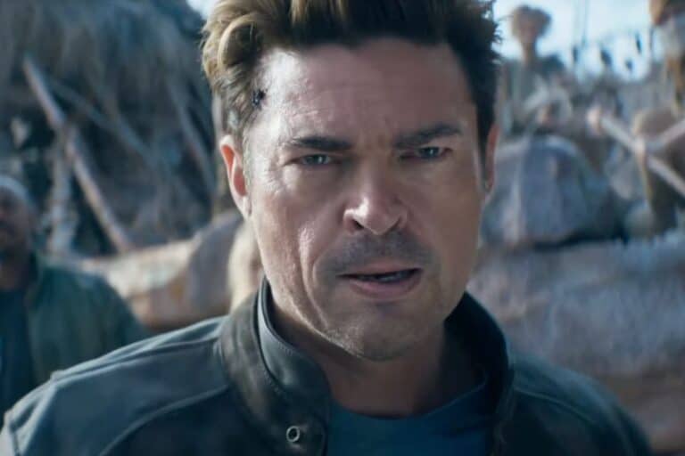 Homme sérieux avec veste en cuir, fond flou.