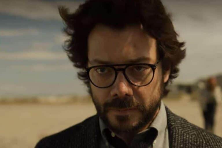 Homme barbu avec lunettes sur la plage.