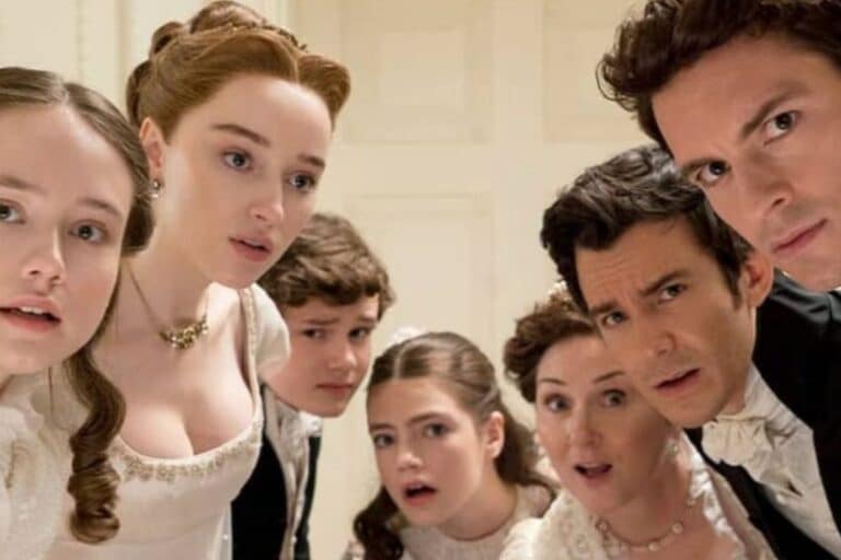 Groupe de personnes en vêtements d'époque, expressions surprise.