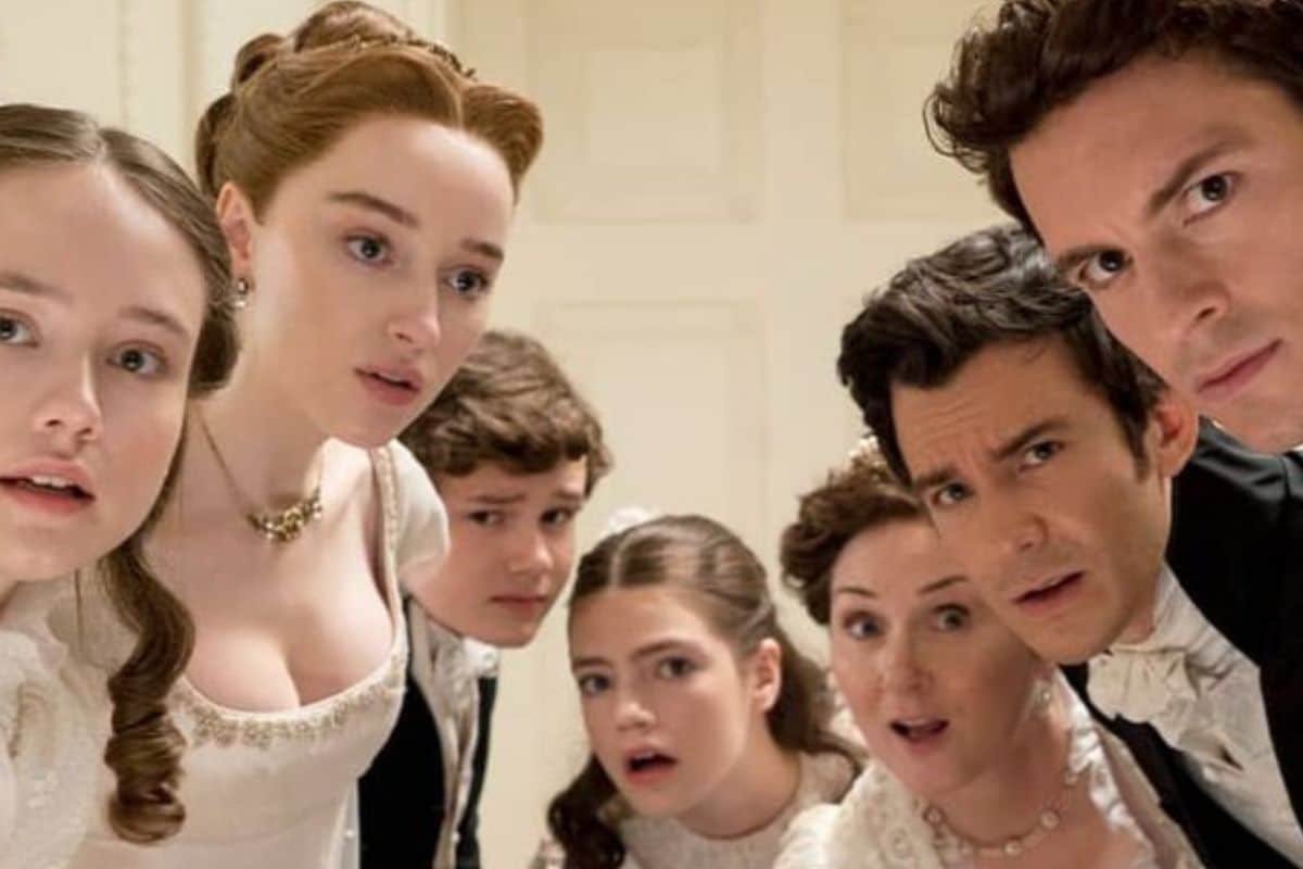 Groupe de personnes en vêtements d'époque, expressions surprise.