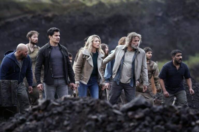 Groupe de personnes dans une zone rocheuse.