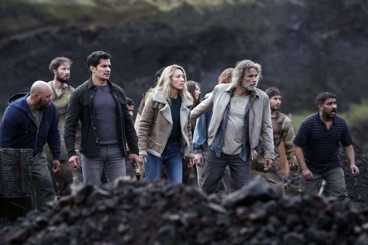 Groupe de personnes dans une zone rocheuse.