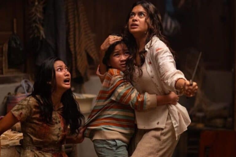 Trois personnes effrayées, une tient un couteau.