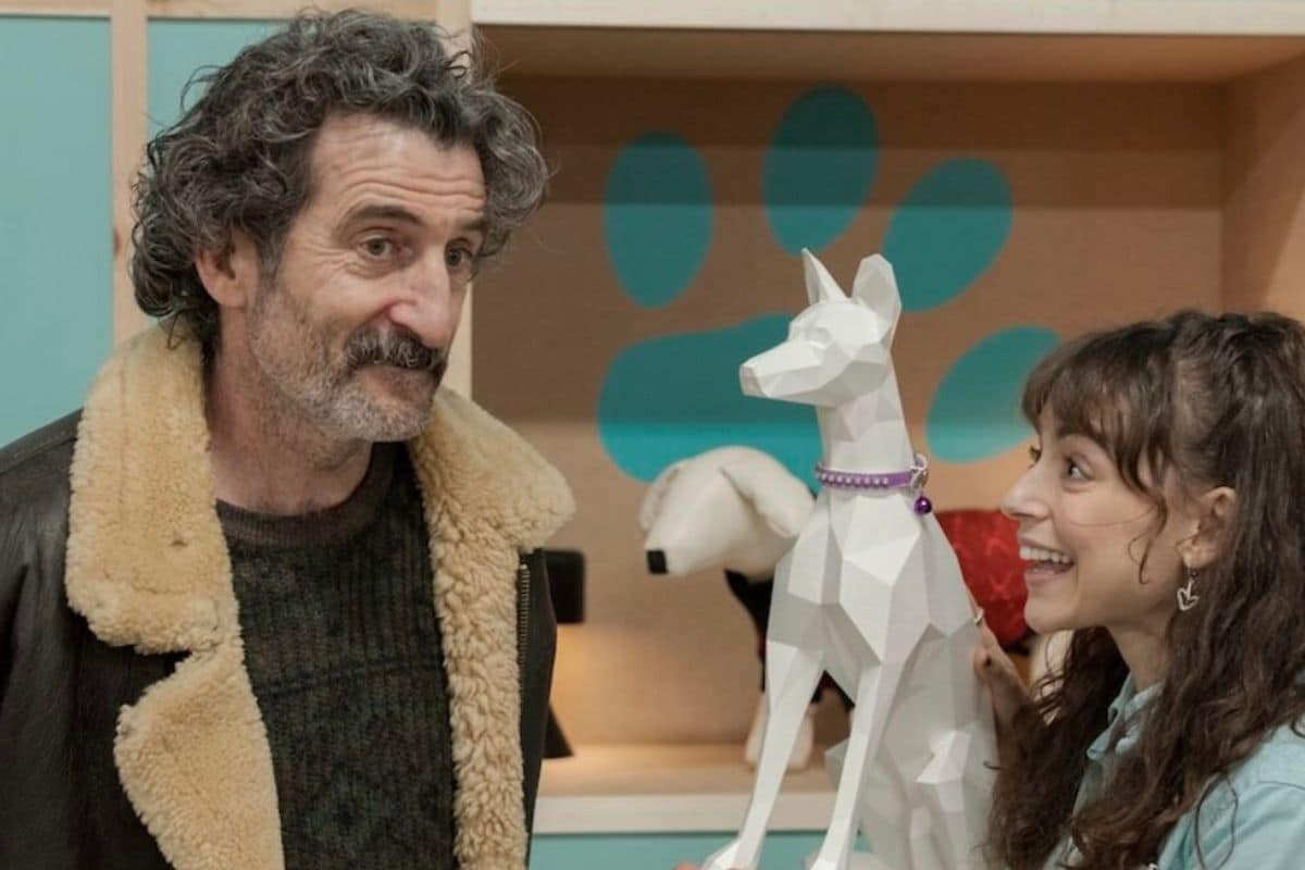 Personnes regardant une sculpture géométrique de chien.