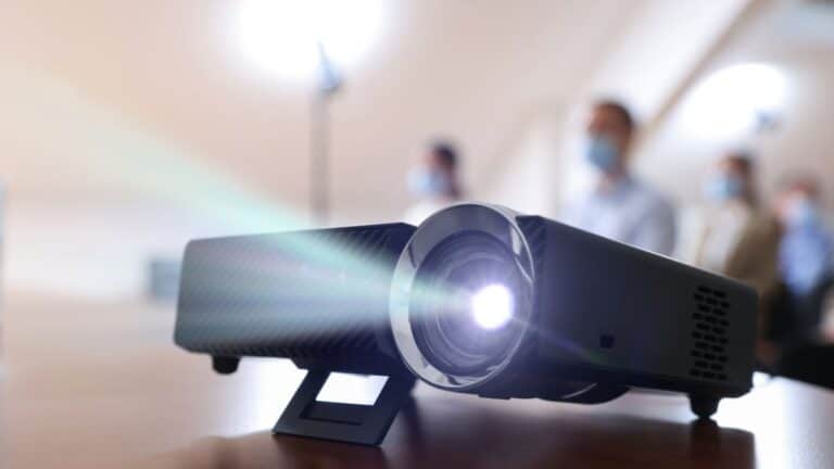 Projecteur allumé sur une table.