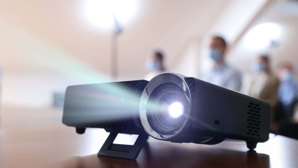 Projecteur allumé sur une table.